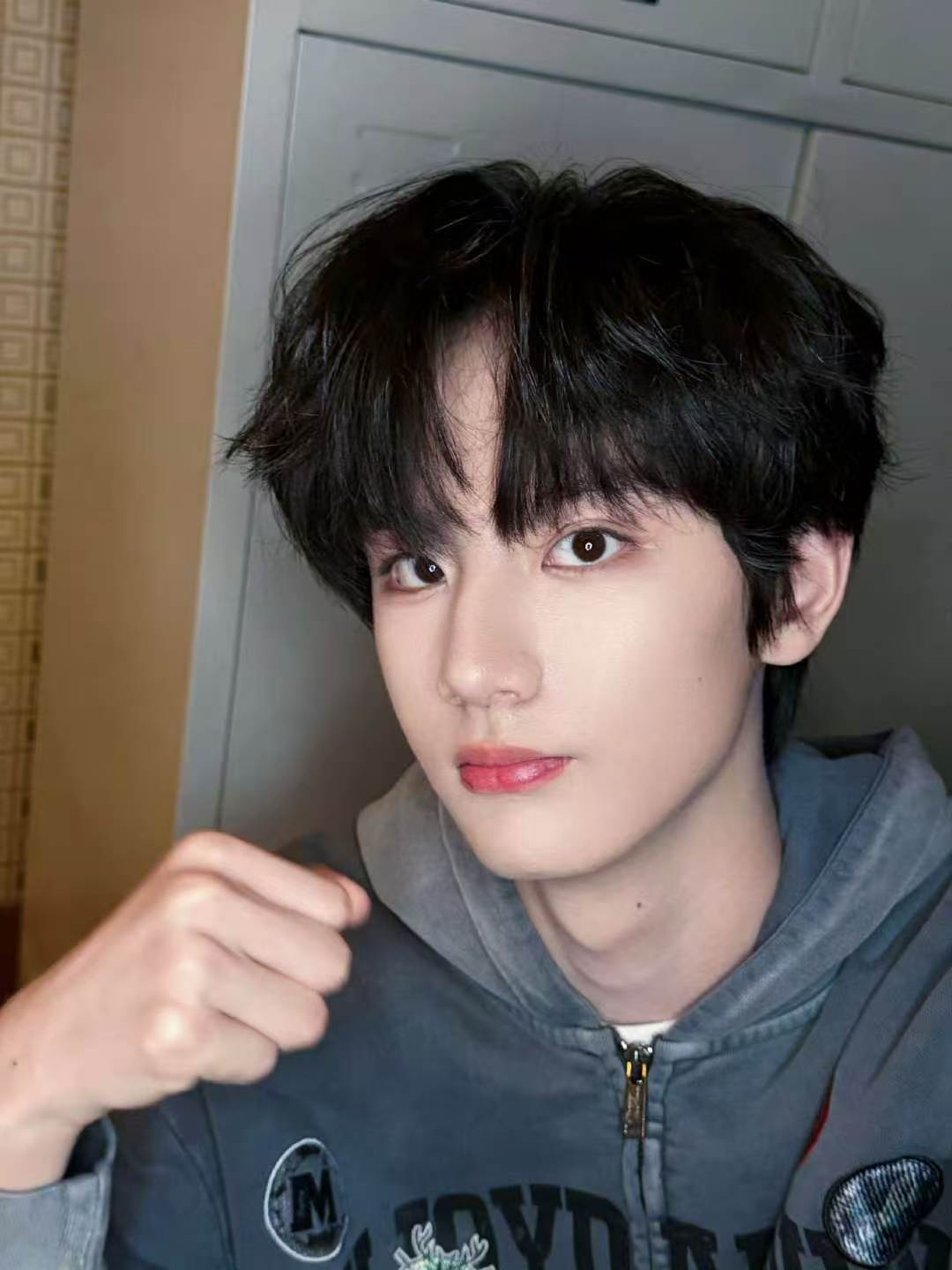 李煜东觉得自己的照片很好看李煜东用玩具枪发射爱心 李煜东觉得自己的照片很好看李煜