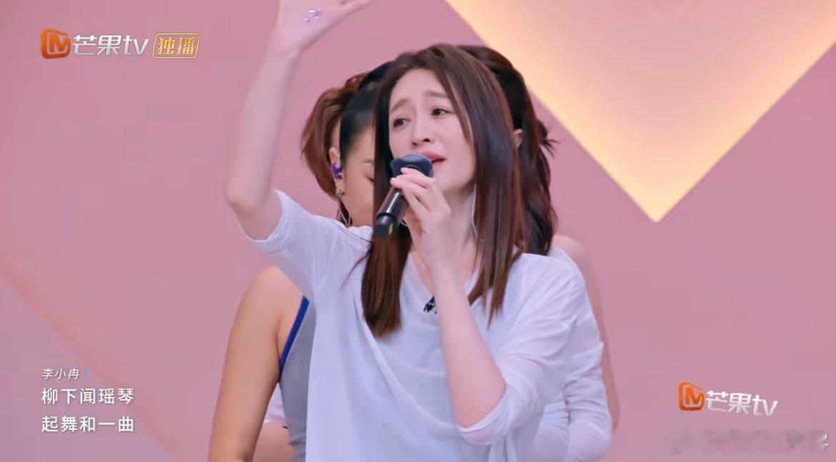 李小冉看完左手看右手 李小冉也太机灵了吧！胳膊上写满歌词小抄，看完左手看右手，完