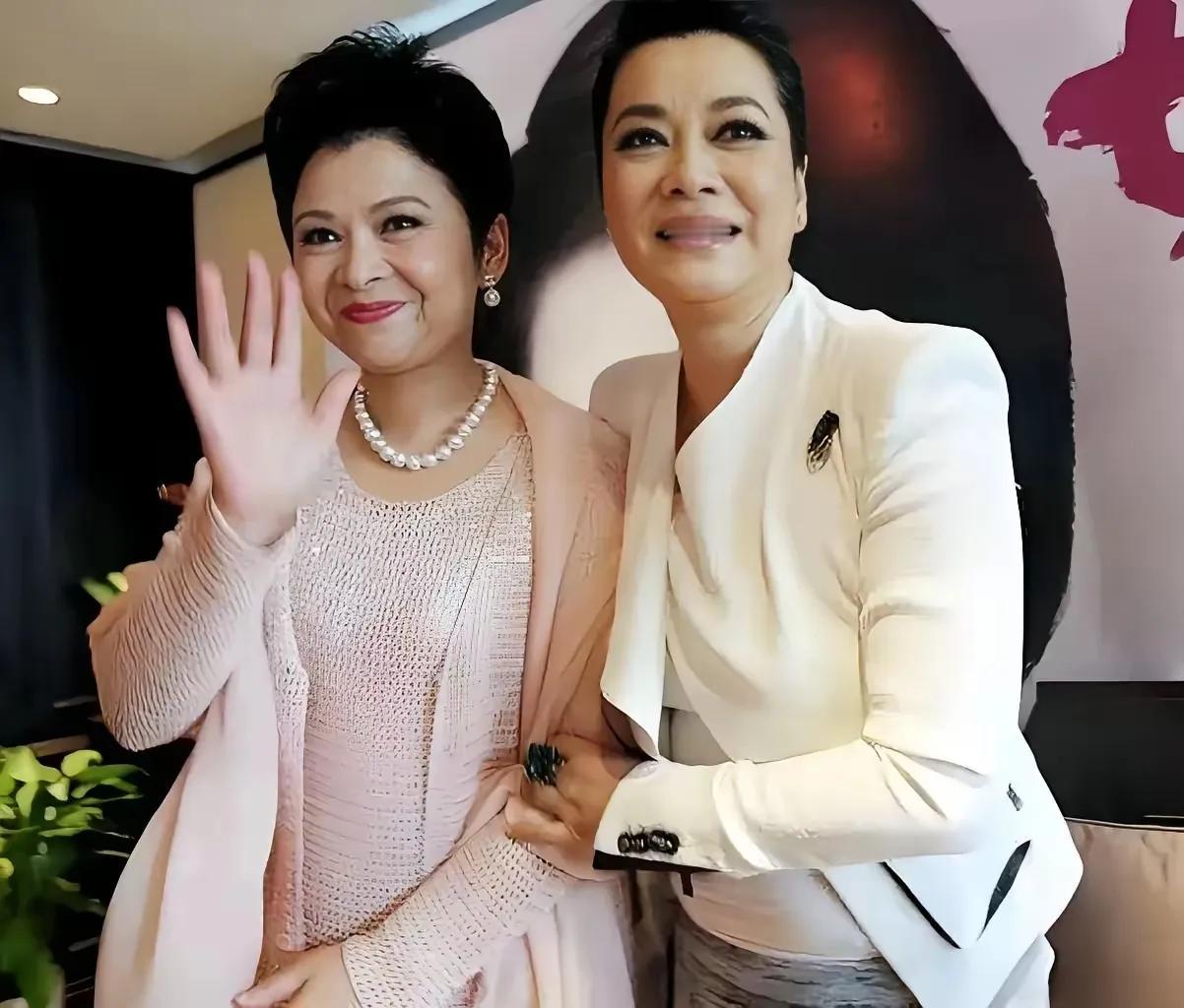 当年她们的歌声走进千家万户，人们对她们的狂热喜爱不亚于当今的追星族，那是一个时代