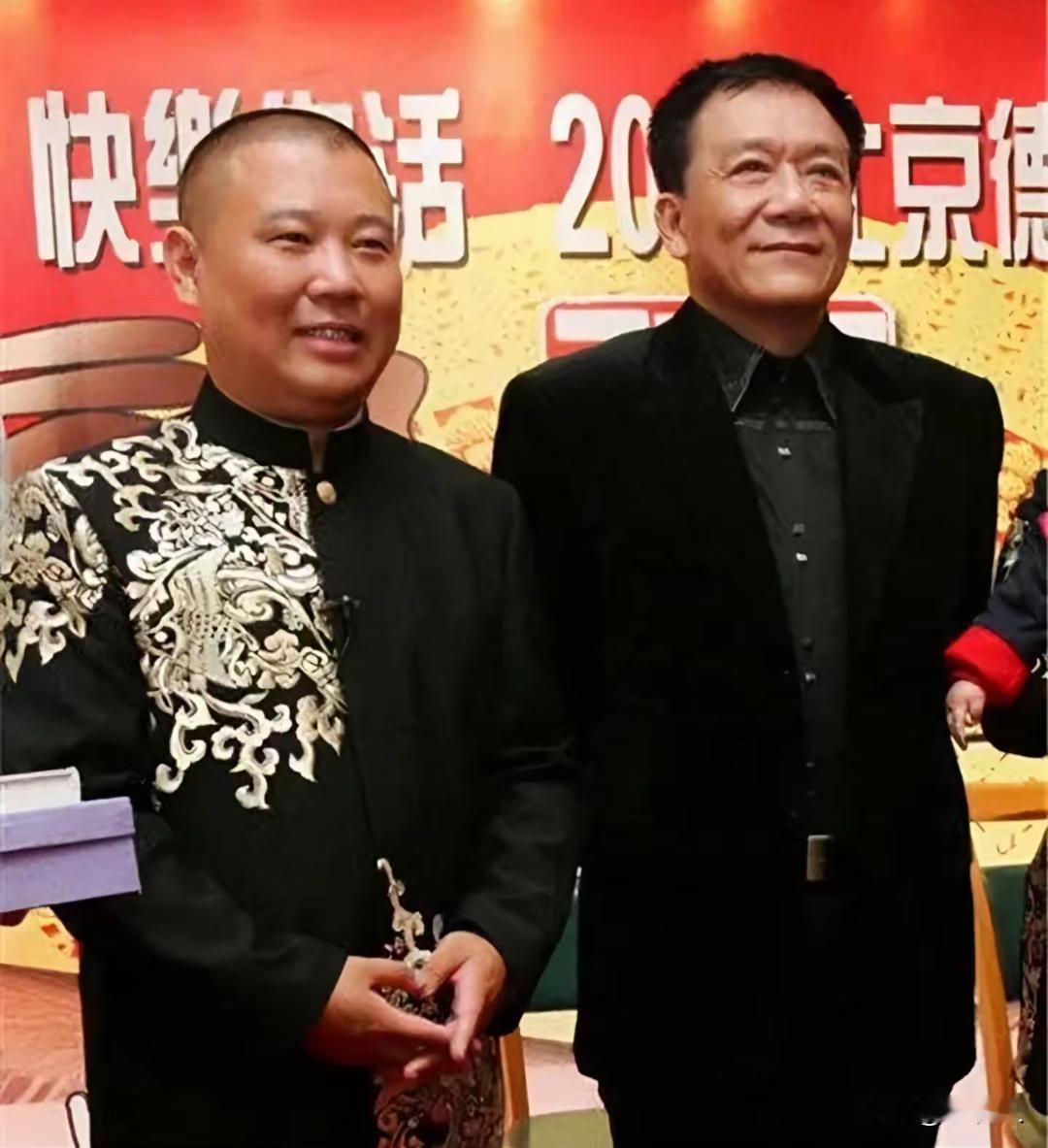 当年郭德纲被同行们排挤，侯耀文却不顾反对收了郭德纲为徒弟。并传授技艺、介绍资源，