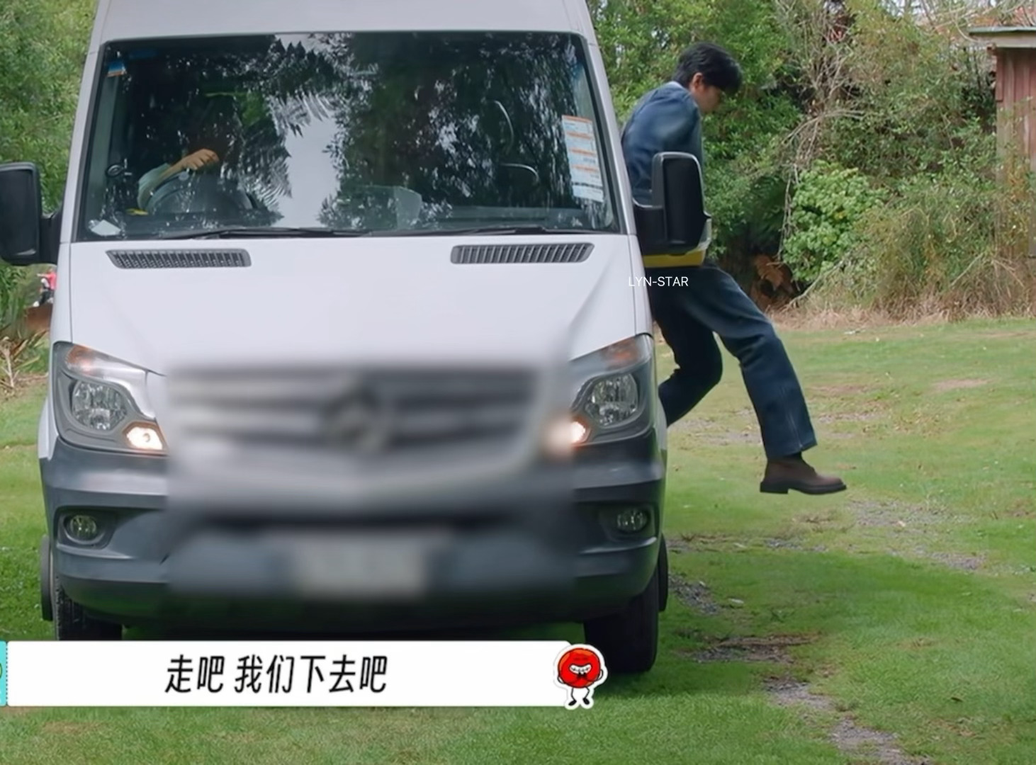 我们家大长腿~下车的姿势真帅哈哈哈呲溜~一跳…可可爱爱帅帅气气