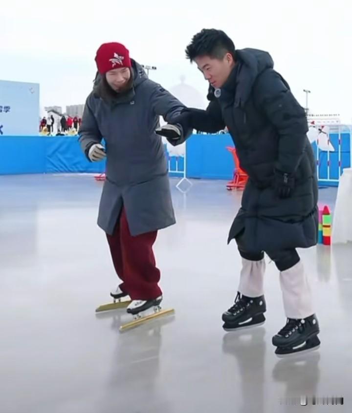 董宇辉是真害怕摔呀，主动把住周洋的胳膊，当扶手了，说啥不敢撒手，平时见到女生，可