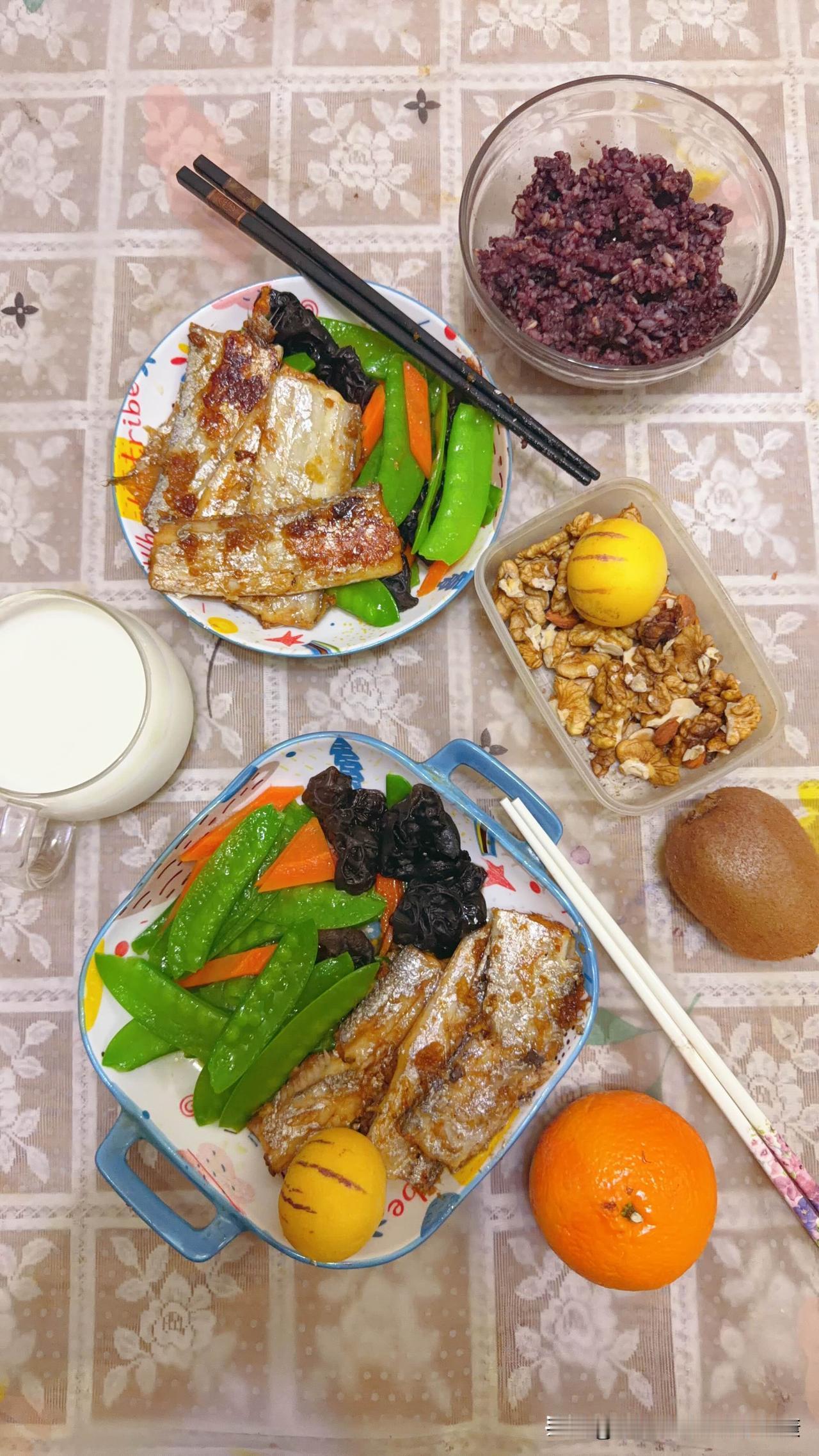 和80岁老妈妈的午餐，烧带鱼，蔬菜荷兰豆木耳胡萝卜，杂豆杂粮饭，奶，加餐吃核桃坚