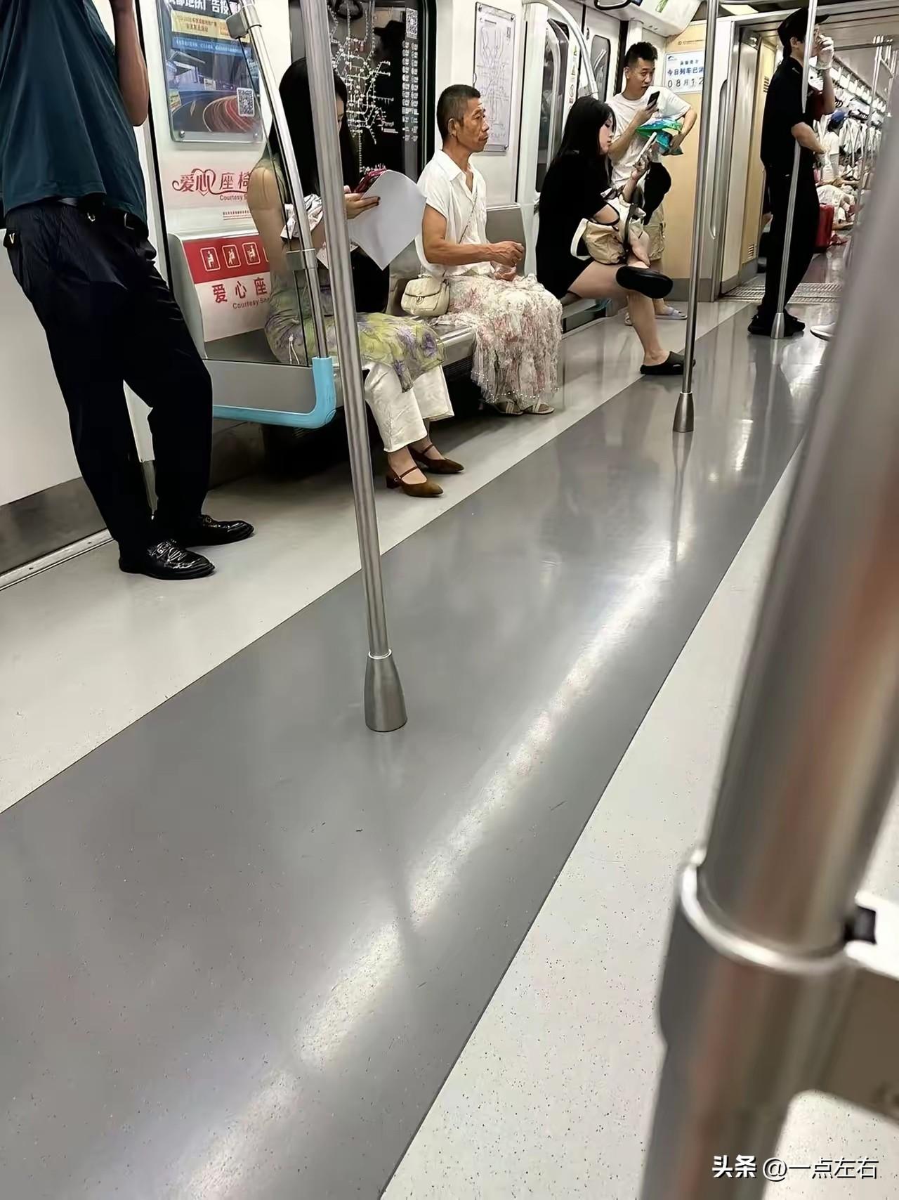 地铁上这位穿花裙子的大叔，活成了我不敢的样子
刷到这张地铁照，第一眼就被他抓住了