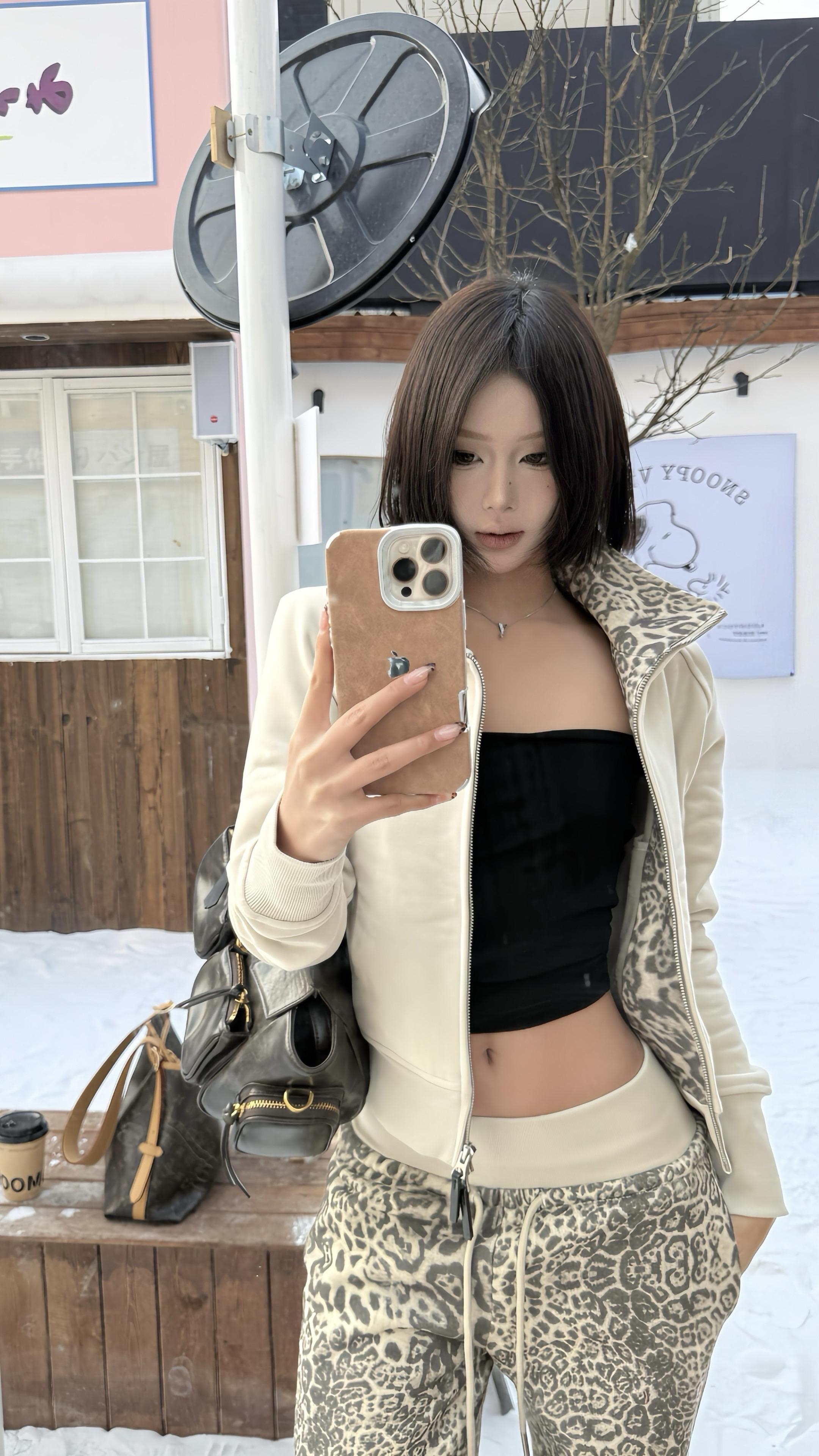 窥视你的次数越来越少 我意识到我居然不爱你了