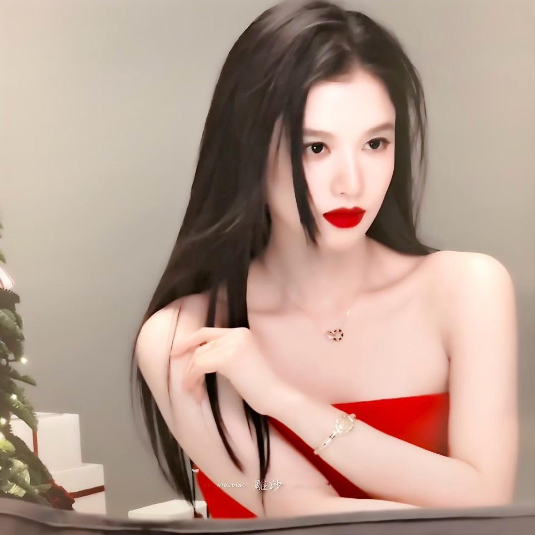 太适合红色了这个张婧仪完全女神🎄🔔 