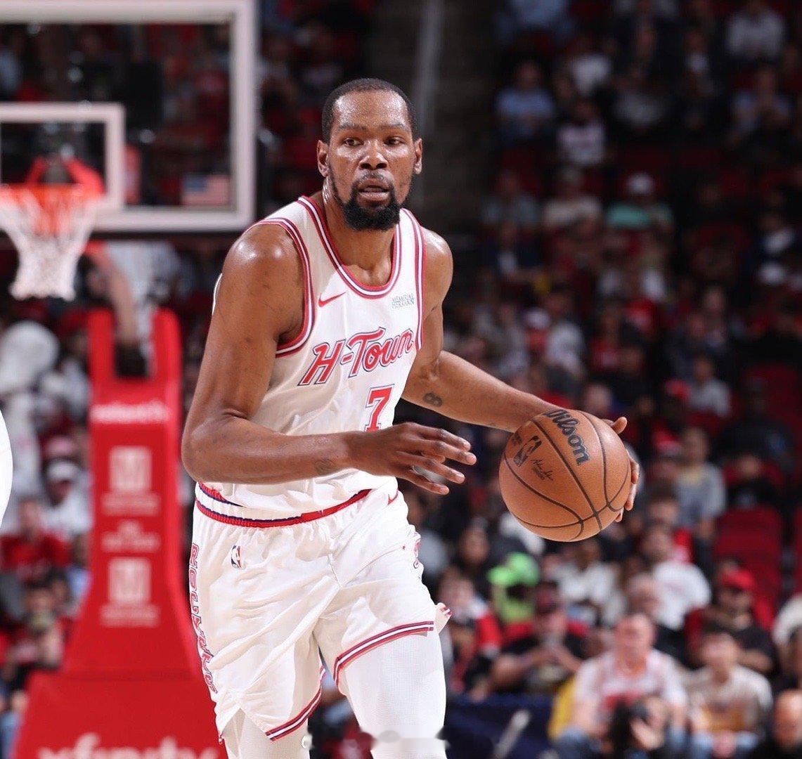 火箭八连胜期间，杜兰特场均25分6篮板7助攻，投篮命中率52%、三分命中率44%