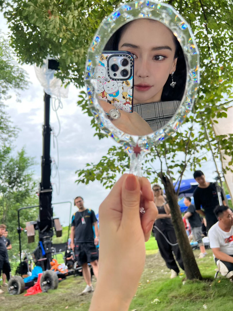 angelababy 杨颖 谁能拒绝拿着精致小镜子的卷发呢