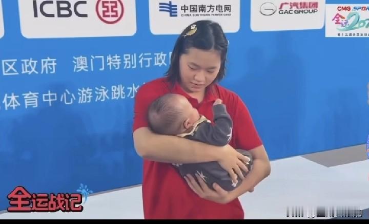 想不到，赛场上那个让水花“消失”的全红婵，抱起娃来居然这么温柔专业！

仔细看她
