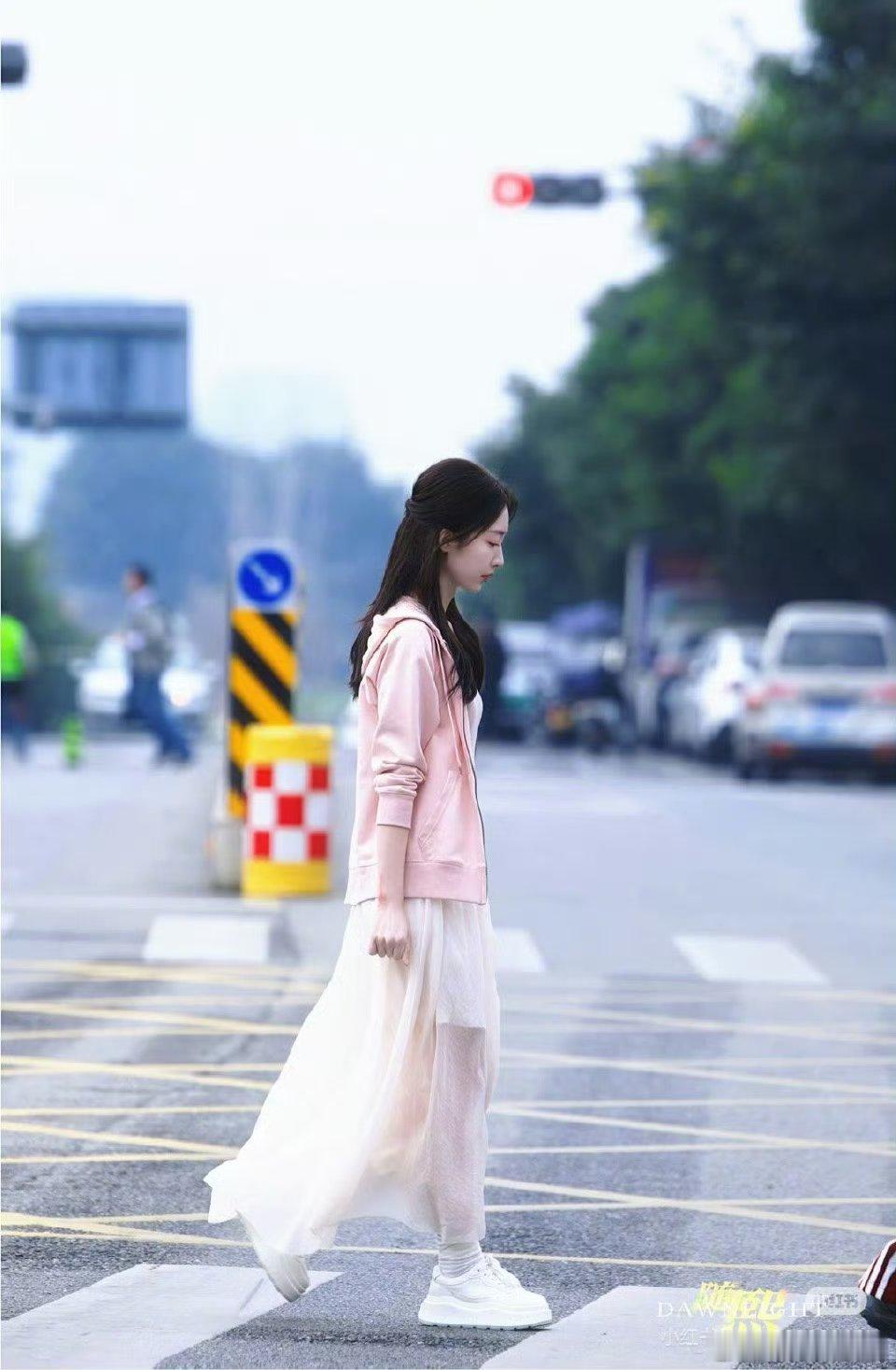 王星越邓恩熙告白最新路透，男主这身有点运动风的感觉，女主这身青春小白花标准搭配 