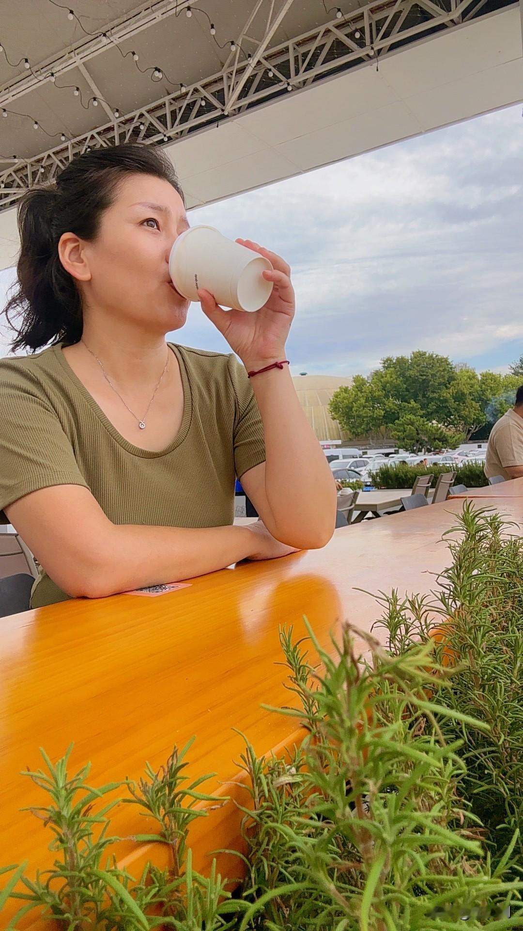 最近天天下雨，我最不喜欢下雨了，尤其夏天的雨，又热又潮，弄的身上黏糊糊的，本来雨