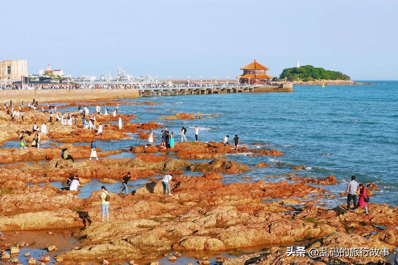 栈桥是青岛一道亮丽的风景线。全长440米的桥体两边装饰着铁链护栏和莲花路灯，尽头