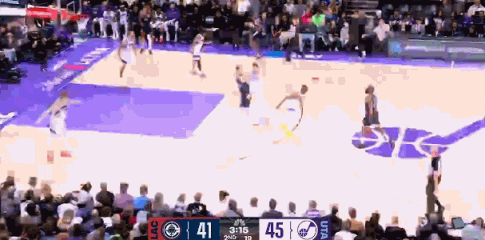 哈登造犯规！！两罚！！ 