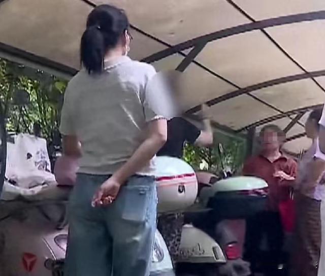 湖南长沙，已婚男子跟老婆生育了两个儿子，却还要背着妻子外出找别人。找了小区内的一
