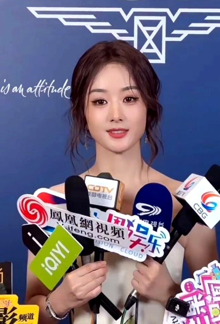 赵丽颖昨晚亮相浪琴活动现场的造型彻底翻车了！

红毯上那条拼接色连衣裙看得人满头