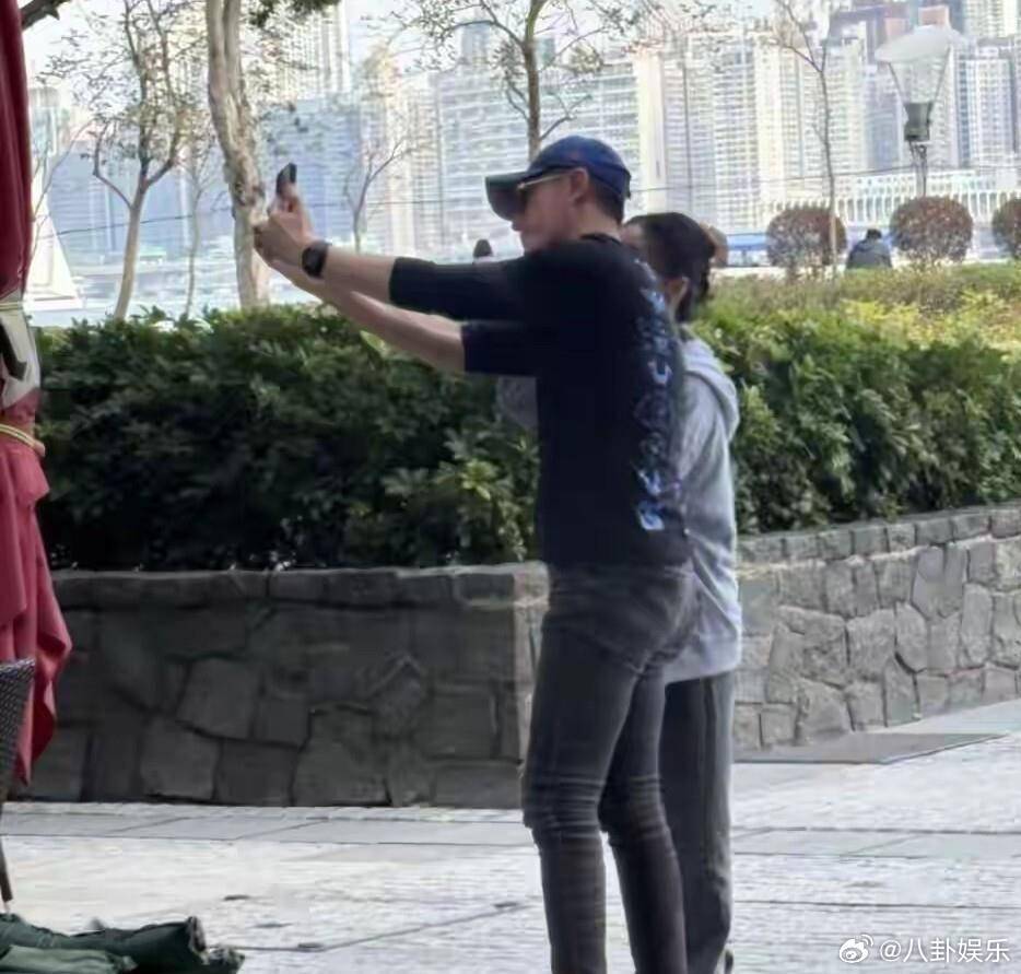 林心如怎么受得了霍建华这条牛仔裤霍建华这条牛仔裤堪称穿搭翻车现场！休闲得过分的款