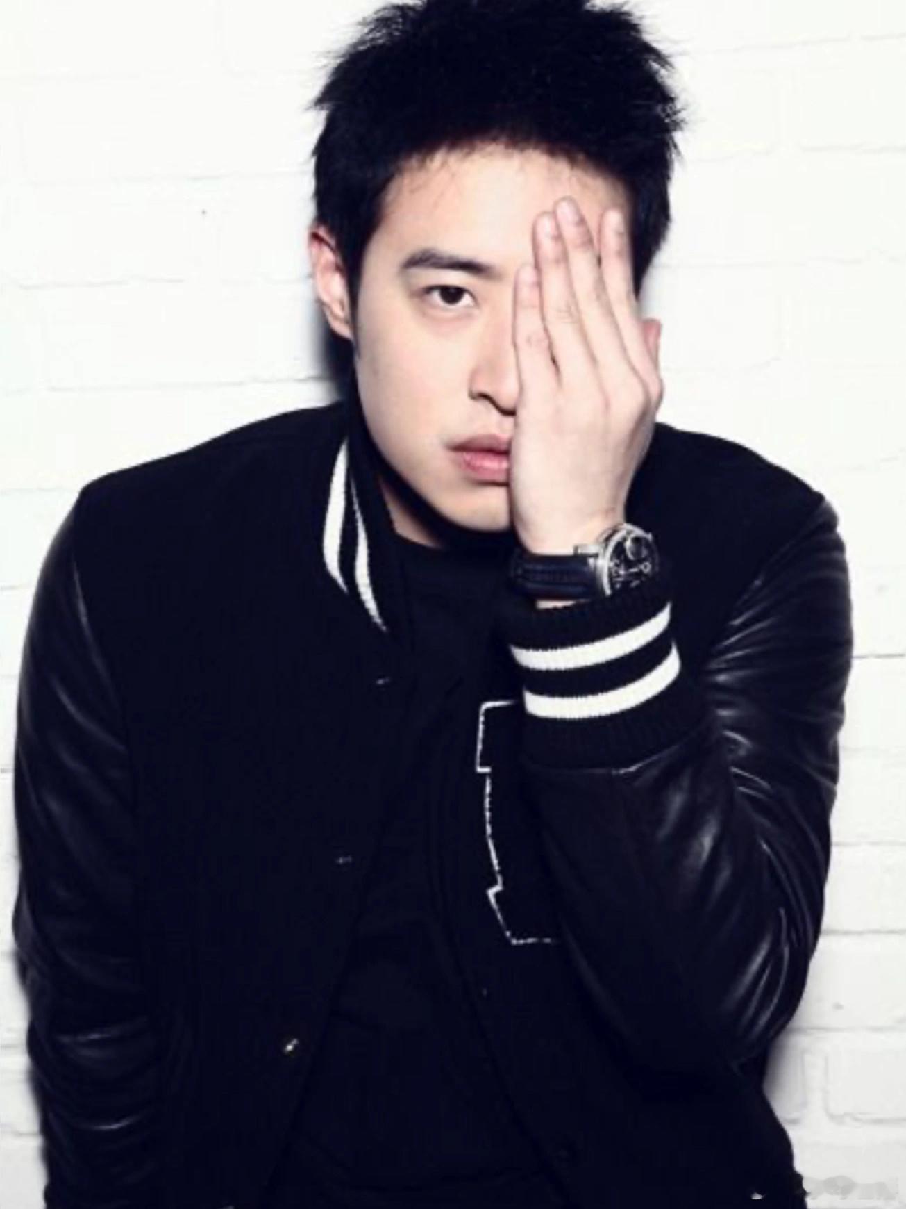 潘玮柏20年前的衣服还能穿 潘玮柏的每一次出现都让我们感受到浓浓的青春气息，每一