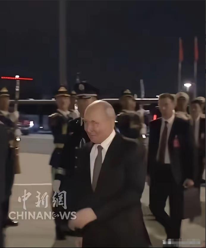 普京走了，背影里透着一股说不出的沉重。这次访华全程停留时间不长，来去匆匆。临行走