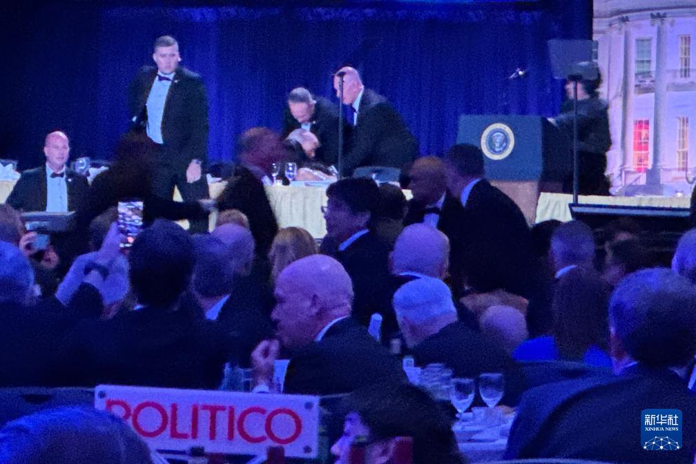 4月25日，在华盛顿希尔顿酒店参加白宫记者协会晚宴的特朗普，遭遇突发枪击事件。虽