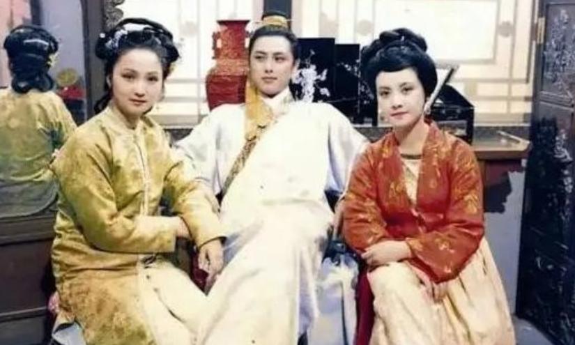 古代的通房丫鬟，其实就是主子行房时候的工具，一整晚都得守在床边，主子需要时，得赶