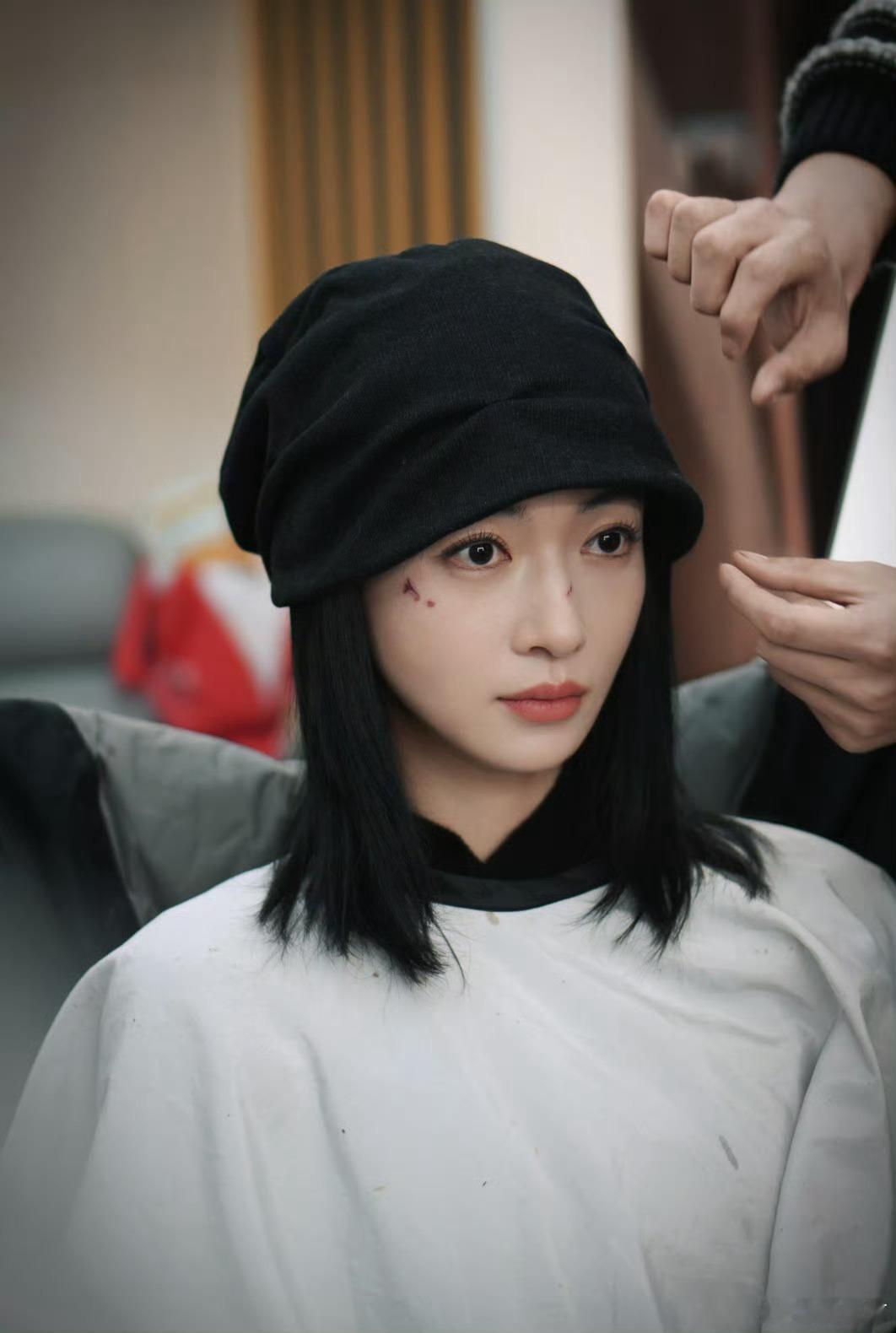 吴谨言晒《重生之门源起》片场照，这个周燕帅成啥样了