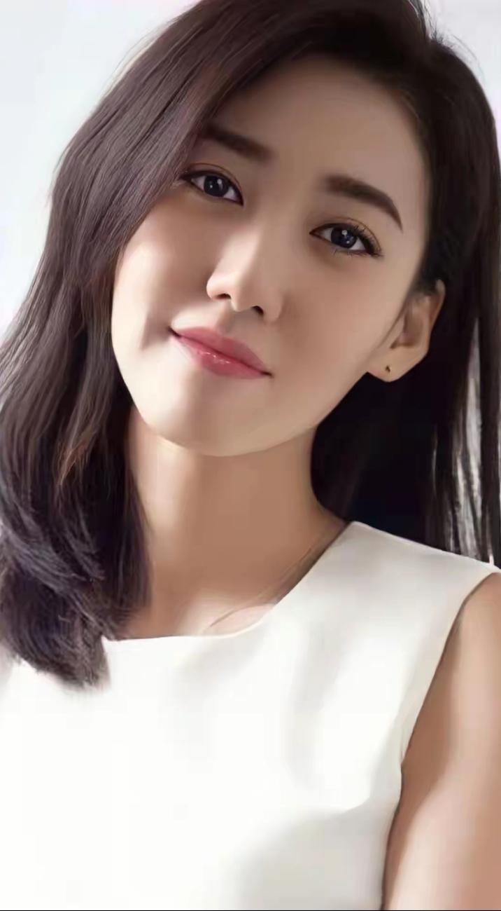 高露，中国内地实力派女演员，毕业于中央戏剧学院。演技细腻自然，塑造过栗子姐、林小