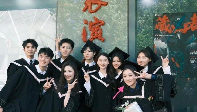 #孙俪妹妹北电毕业照#  孙俪妹妹北电毕业照有！时间真的过的好快啊 感觉上次有印