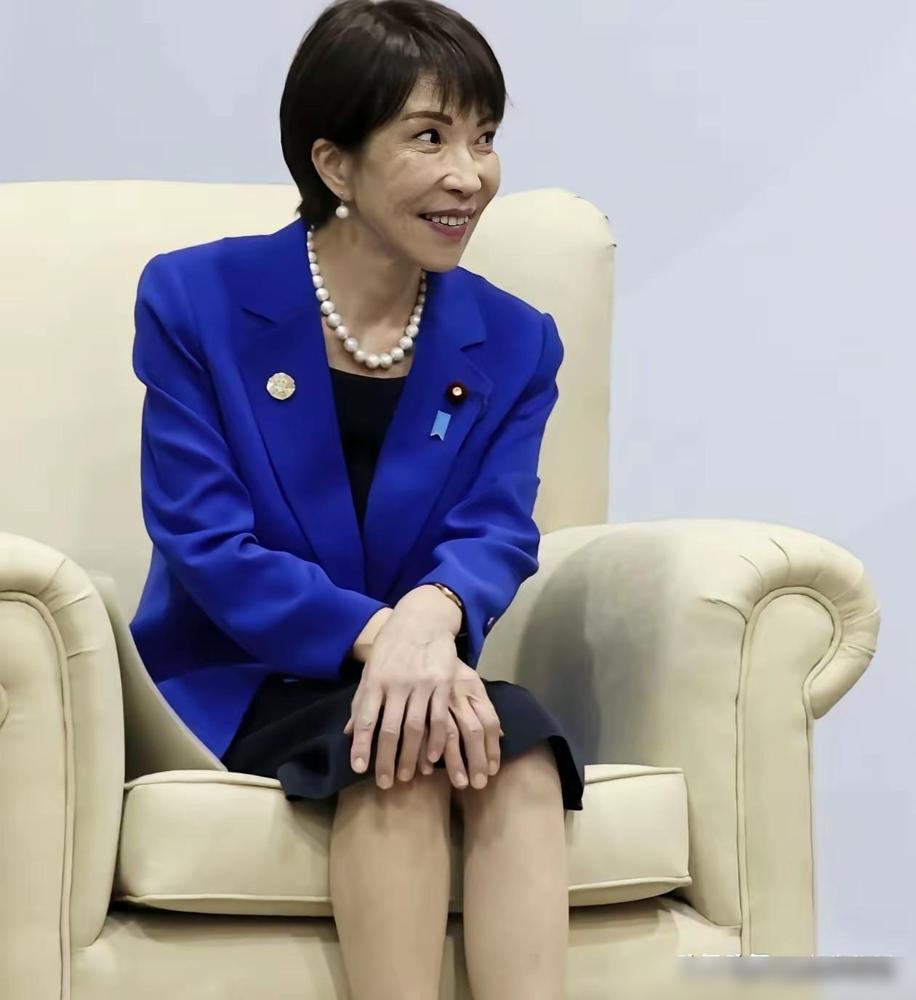 就在刚刚，凤凰卫视引进日媒报道：特朗普与高市早苗通话后，一脸媚相的她接受采访时竟