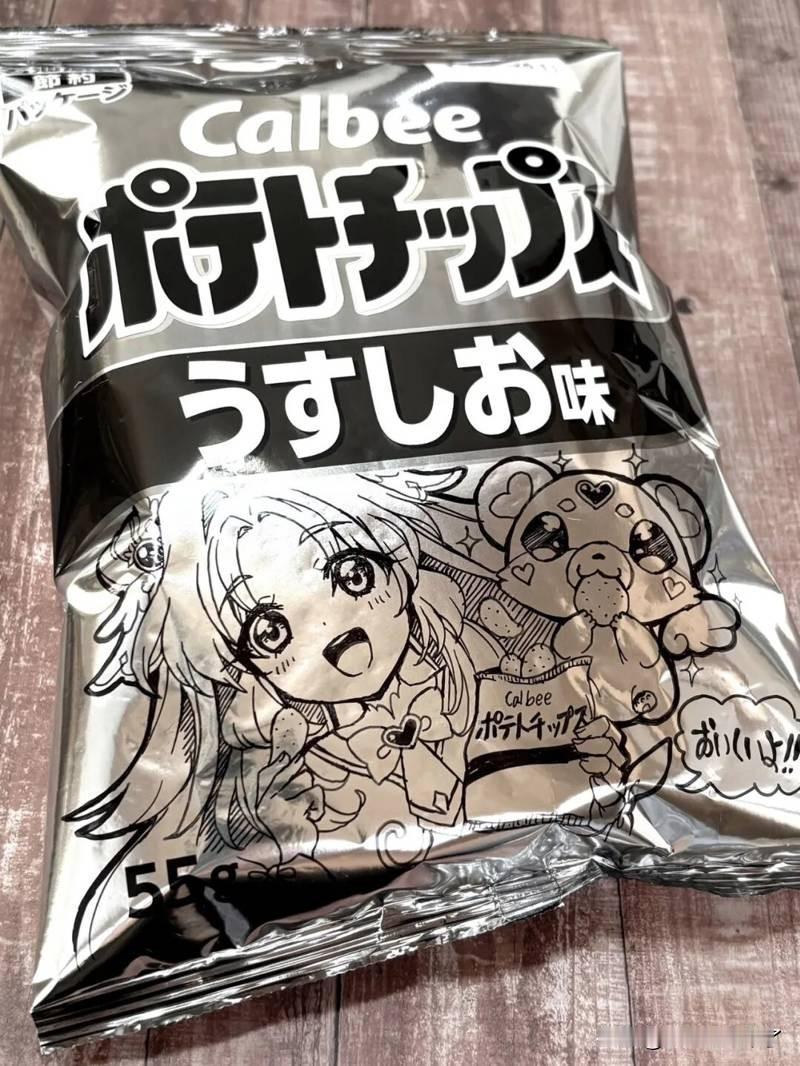 最近，日本知名零食巨头Calbee推出了简化的黑白包装袋，原因呢就是由于中东局势