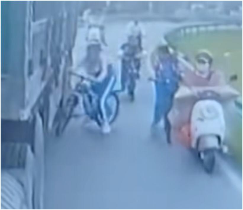 芜湖这女孩骑自行车突然转向，还好大货车司机留心了，真是有惊无险！之前也有类似的事