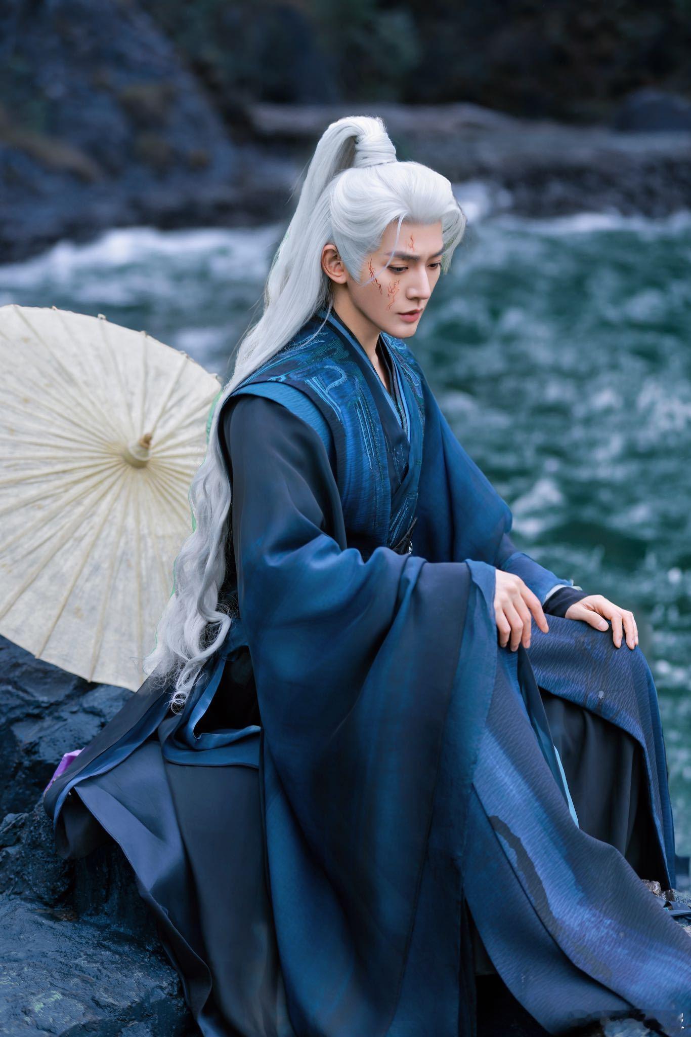 邓为白发撑伞造型  完全被邓为的白发撑伞造型击中了，简直是雪落伞面那一刻最致命的