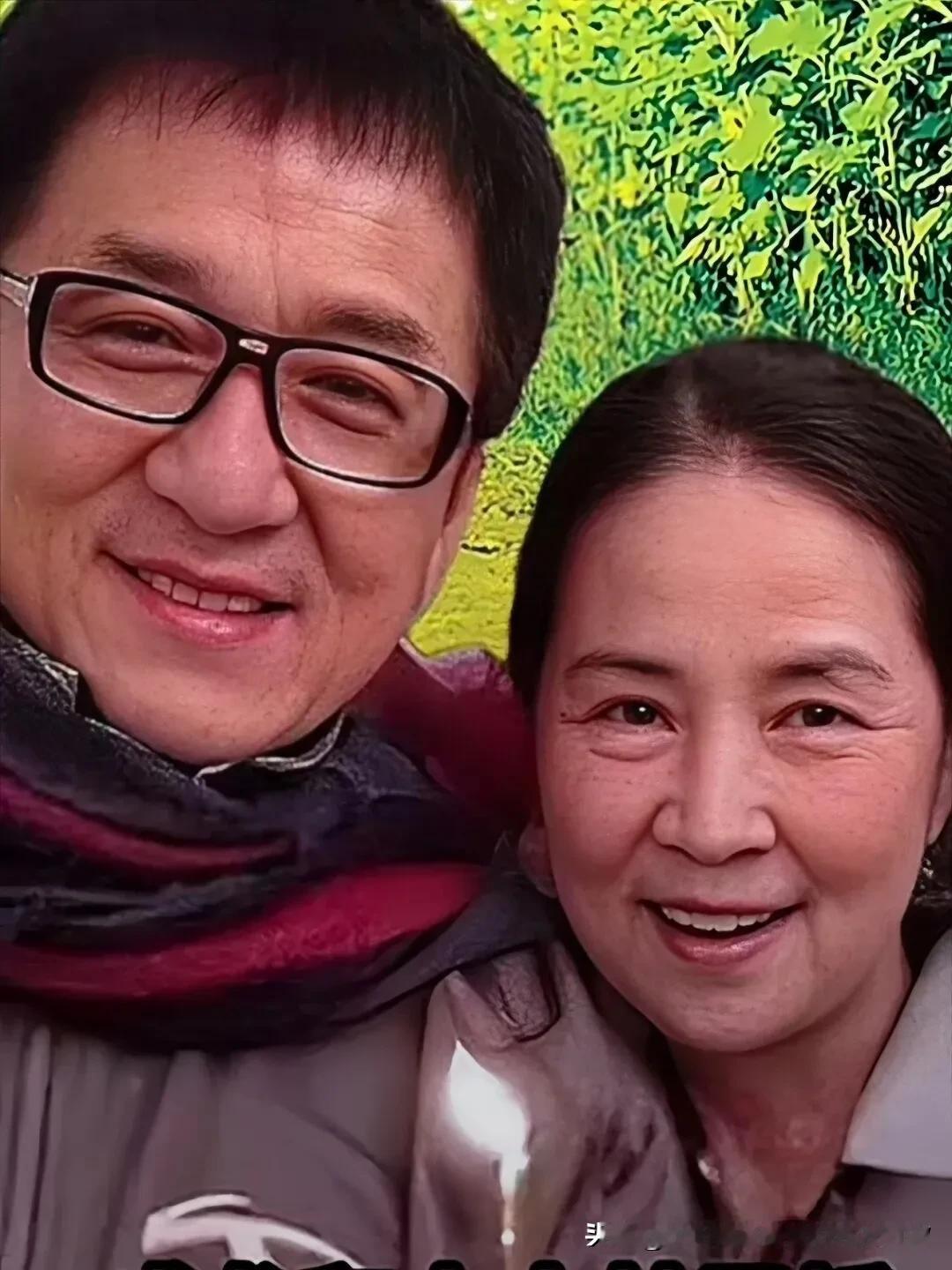 成龙为爱妻林凤娇庆祝生日甜蜜合影， 成龙为爱妻林凤娇庆祝生日，两人身穿情侣装，甜