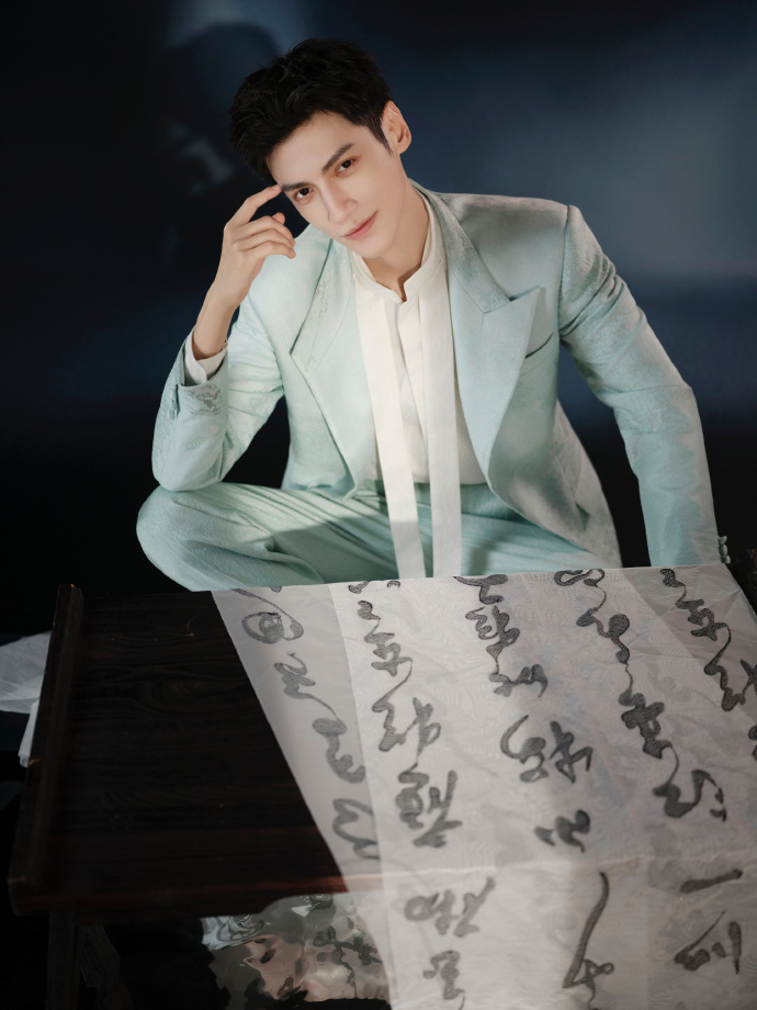 谈及罗云熙的气质特点，温润如玉的篇章被不断续写，艺人能长期维持这种柔和且坚定的形