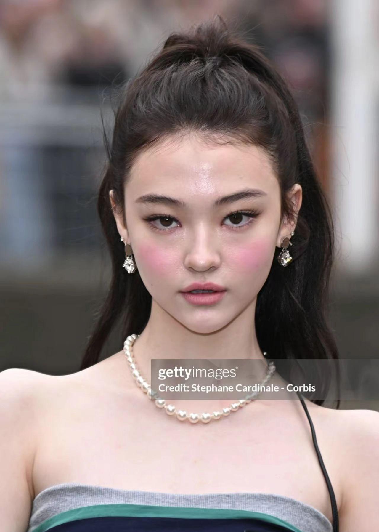 一张足以，很有野心性美的一张脸