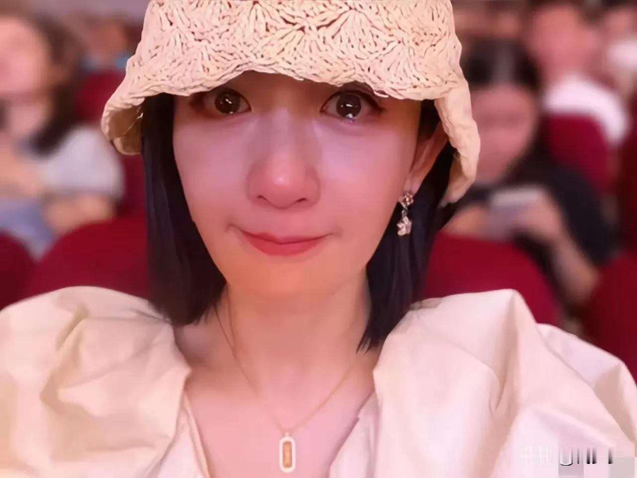 6月20日，谢娜的一幕感人场景突然引发了广泛的热议和关注。当天，她参加了双胞胎女