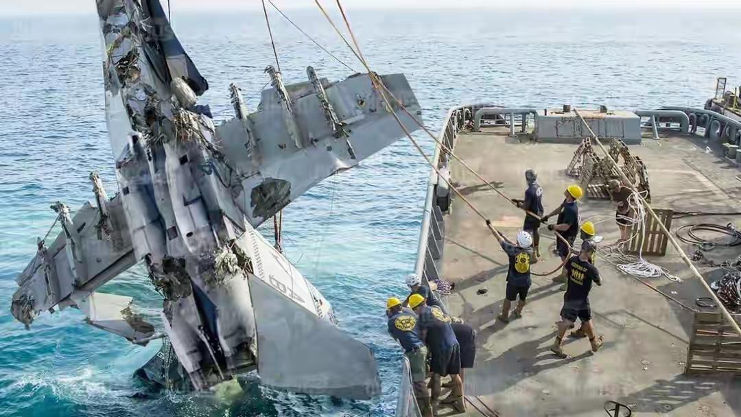 美军机在南海相继坠毁这事儿可太让人关注了。一天内，“尼米兹”号航母起飞的一架MH