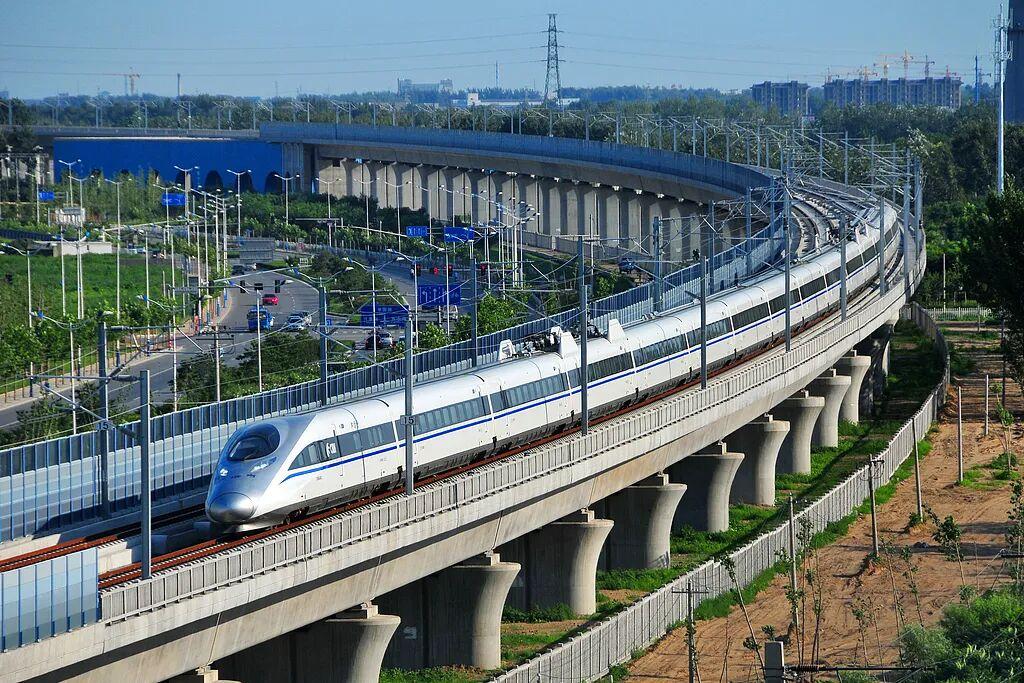 渝万高铁定调今年完工，但别误会，通车还得等明年。
 
最近重庆发布的2026年重