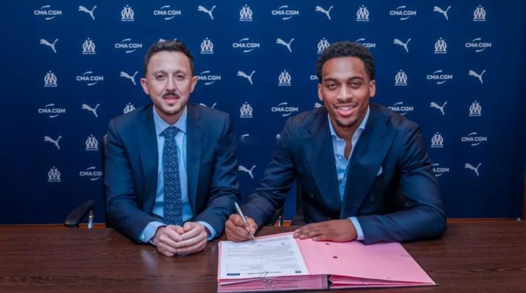 马赛官方：24岁费耶诺德中场昆腾·廷伯加盟，据悉转会费450万欧足球 1月23日