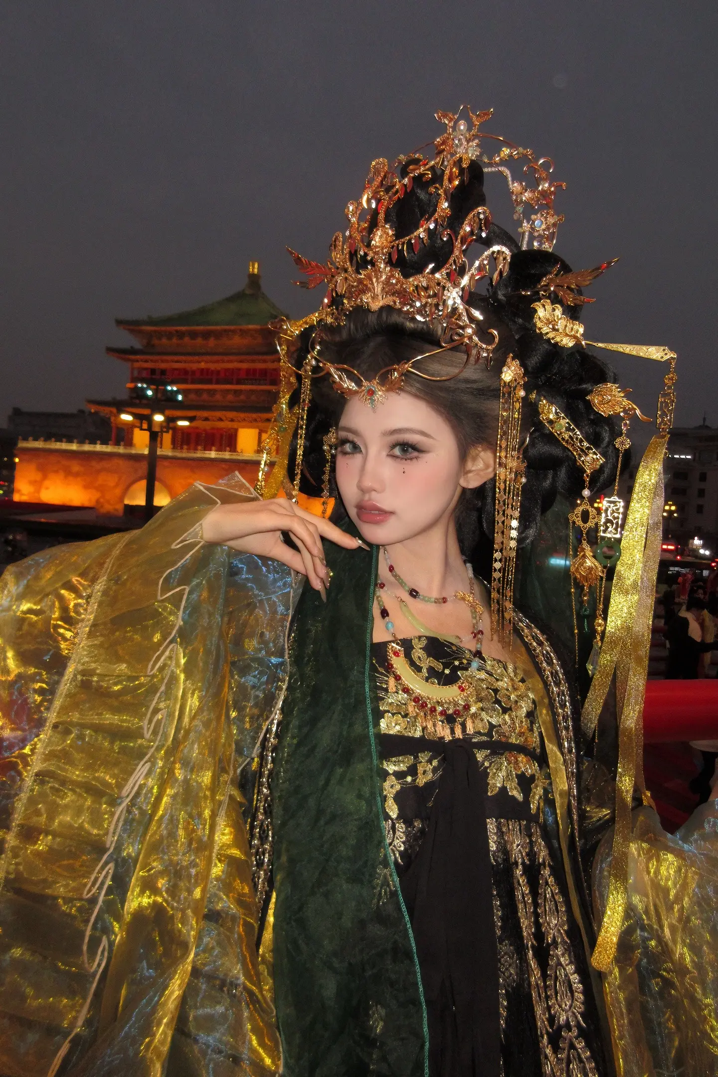 丹唇列素齿，翠彩发蛾眉。