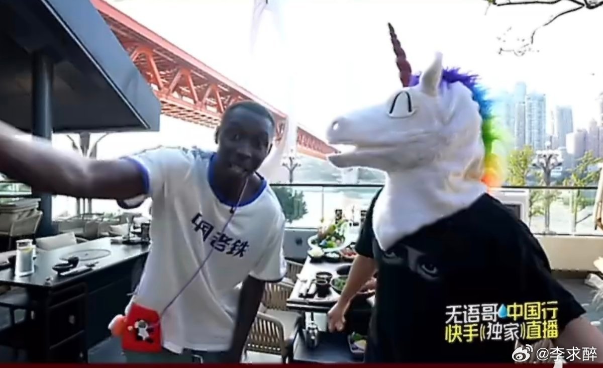 世界第二网红来重庆也得拍打卡照连世界第二网红无语哥到重庆东水门长江大桥都入乡随俗