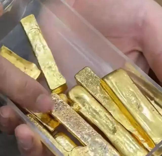 2月4日中国蓝新闻报道，杭州一金店老板透露，店里一个月扫出1700克金粉，价值近