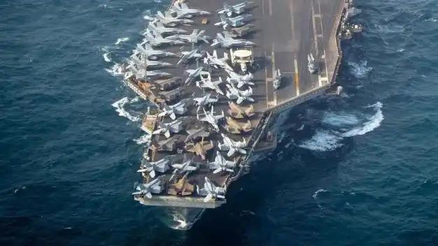 美国林肯号航母285天超期部署后首次靠港，舰体大面积锈蚀、F35C舰载机隐身涂层