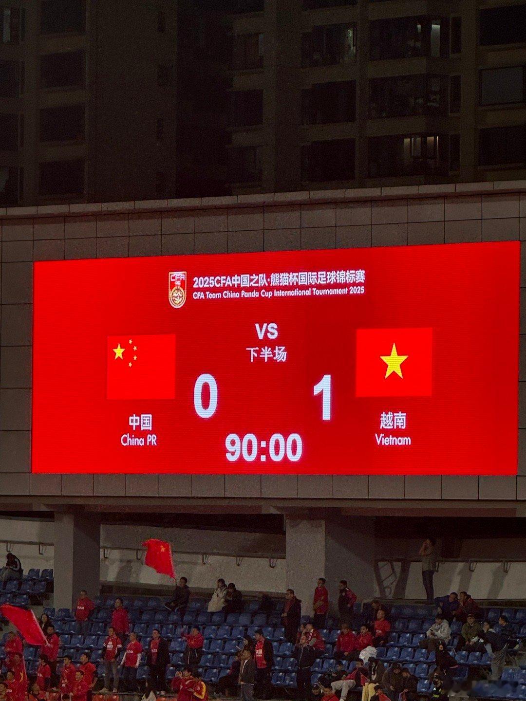 哎！你说踢得差吧，除了那个丢球，不算差！问题是，丢球就是体能不支！换人？替补席上