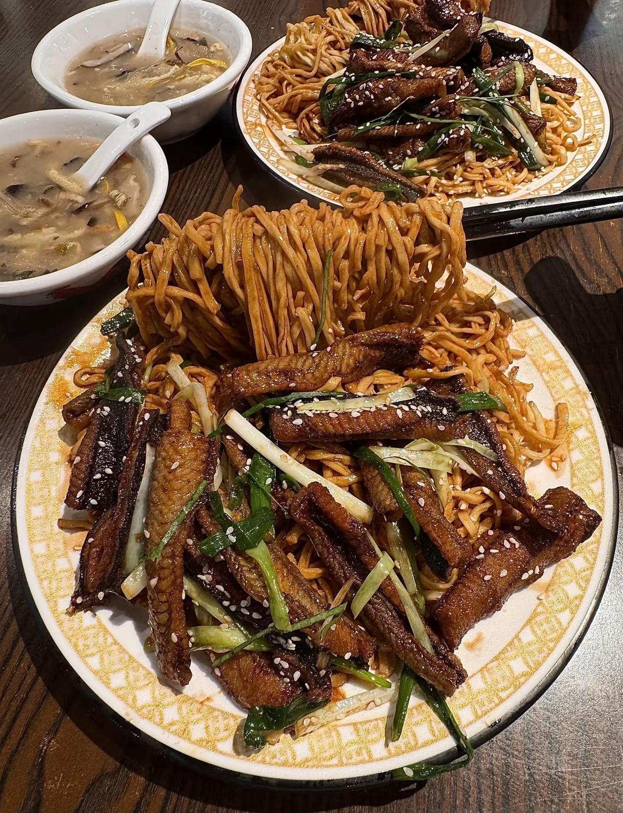 本地人说是广州最最好吃的伊面！！刚下高铁就直奔这里 全是本地人在吃的一家有人懂这