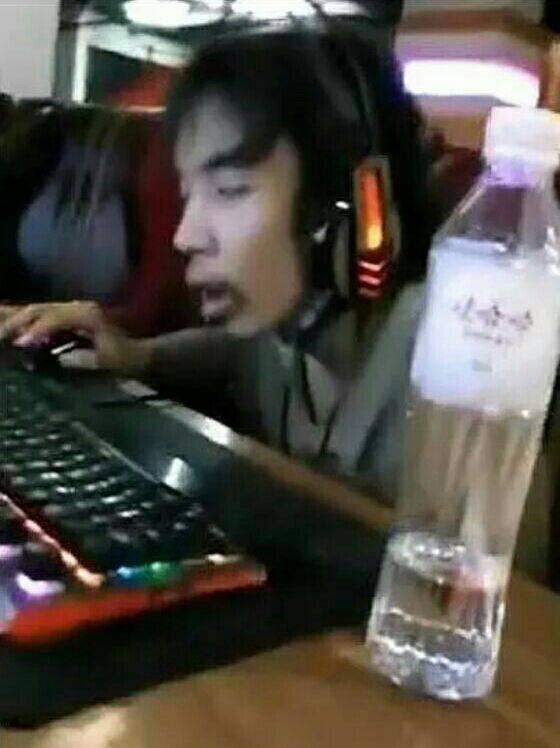 我挺认同禁止孩子玩网络游戏的观点。现在好多孩子一玩游戏就像着了魔，啥都不管不顾。