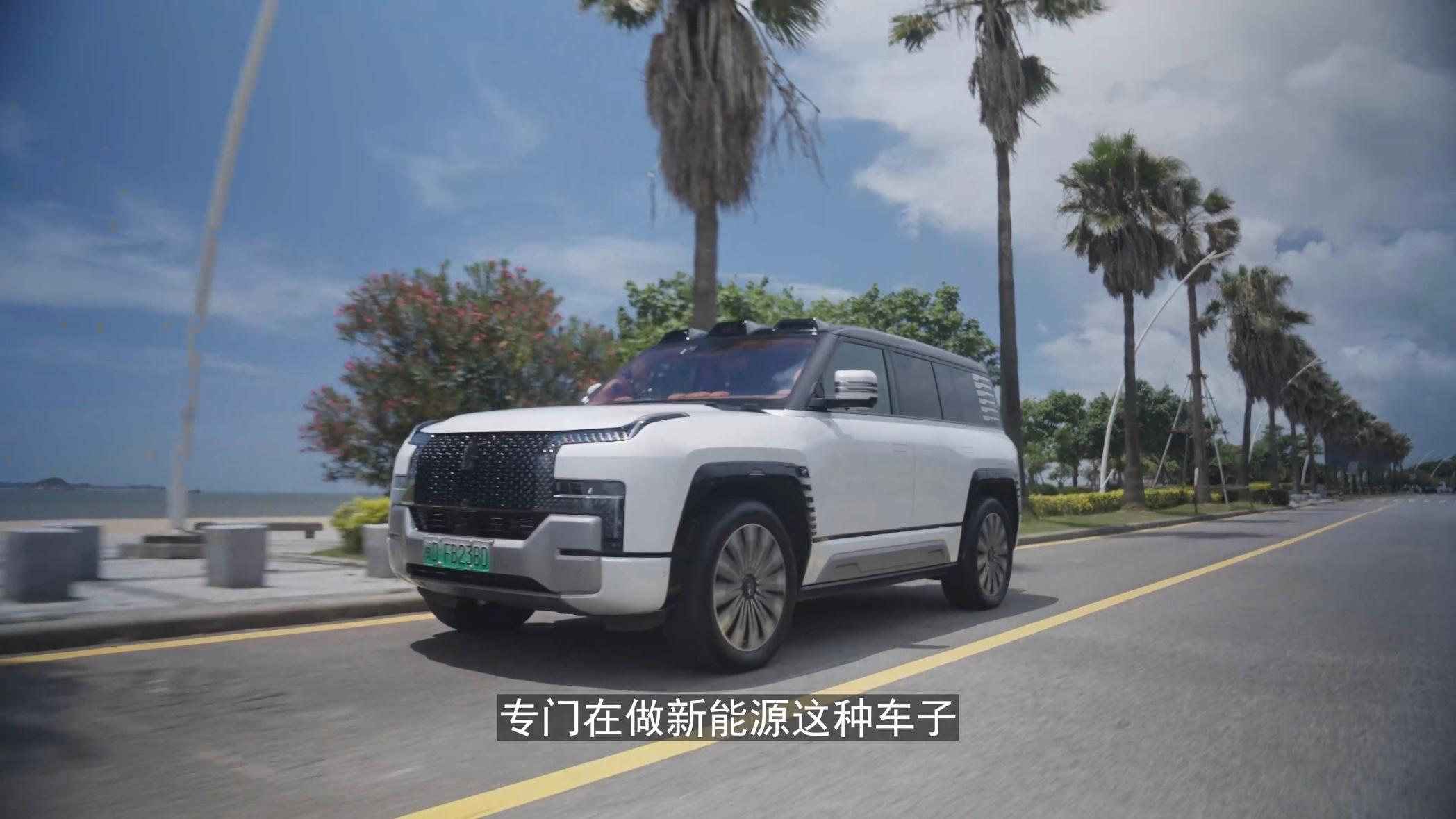 看了一条很有意思的视频，视频中有一位来自厦门的仰望U8的车主，他也叫姚明，是一位