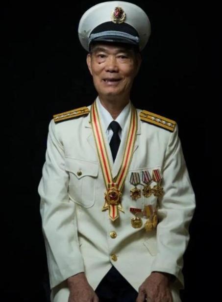 1971年，23岁的女干部李玉枝嫁给了一级伤残战斗英雄，新婚之夜二人同房时，她竟