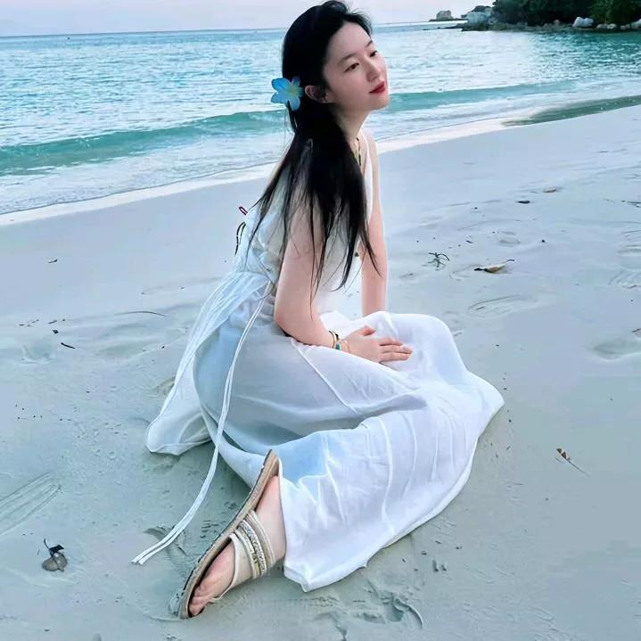 海边温柔时光，白裙飘飘的少女🌊✨