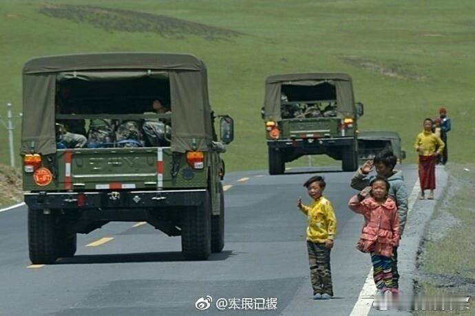【暖心！解放军部队向高原开进，藏族小朋友肃立敬礼[心]】那天，陆军第77集团军某