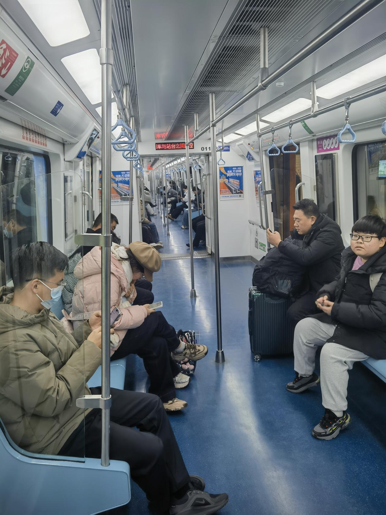 看看周五上午十点西安地铁一号线客流量，依然不少，看来地铁与西安、咸阳人们的工作生